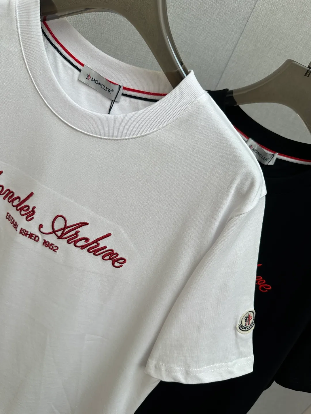 Moncl 26ss Moncler Series T ，， Logo+“Monestier-de-Clermont France Est.1952” ， ， Classic ， ， 。 Premium、 ， ； Black White Sizes：S-2XL